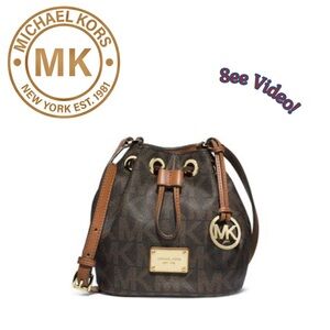 💛 Michael Kors Jules Logo Signature Drawstring Small Crossbody Bucket Bag